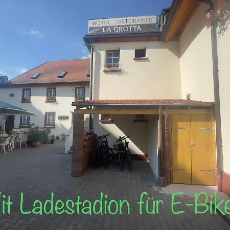 - Ristorante La Grotta Privatunterkunft *